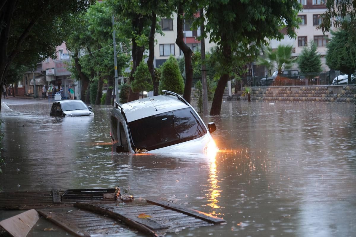 Непогода в Турции: от наводнений пострадало 13 человек