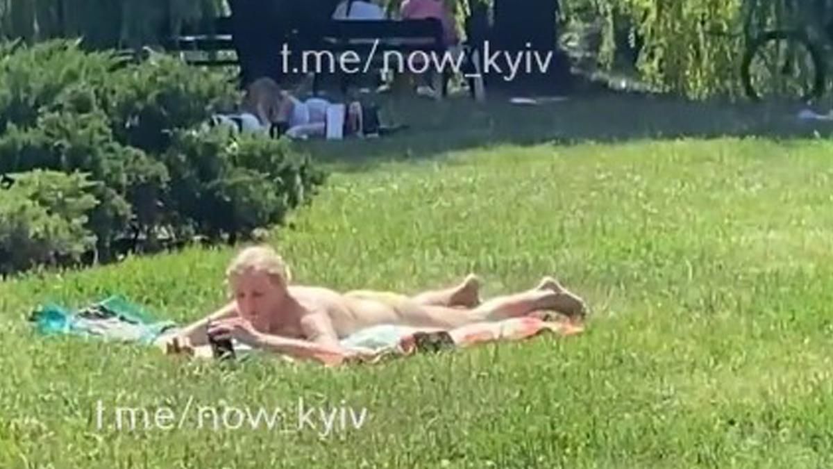 У Києві дівчина засмагала в одних стрінгах біля церкви: відео У Києві дівчина засмагала в одних стрінгах біля церкви: відео