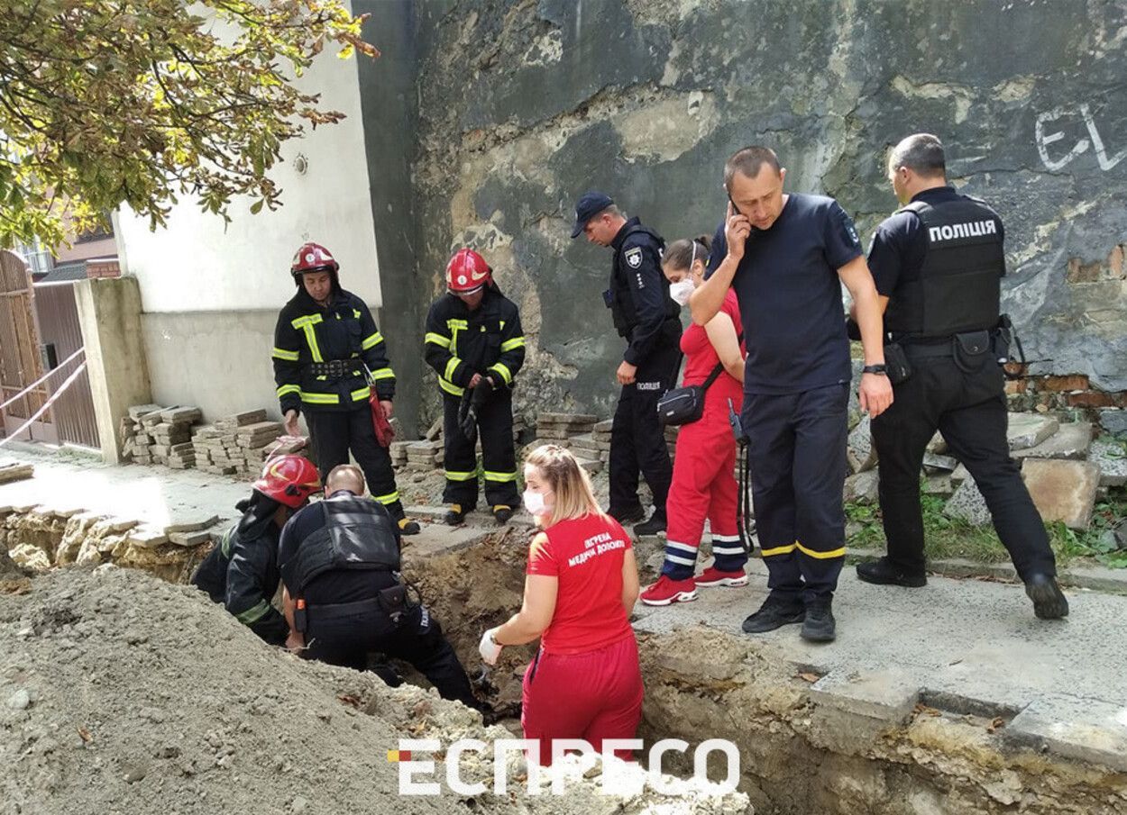 Во Львове мужчина упал в траншею возле тротуара: фото Во Львове мужчина упал в траншею возле тротуара: фото