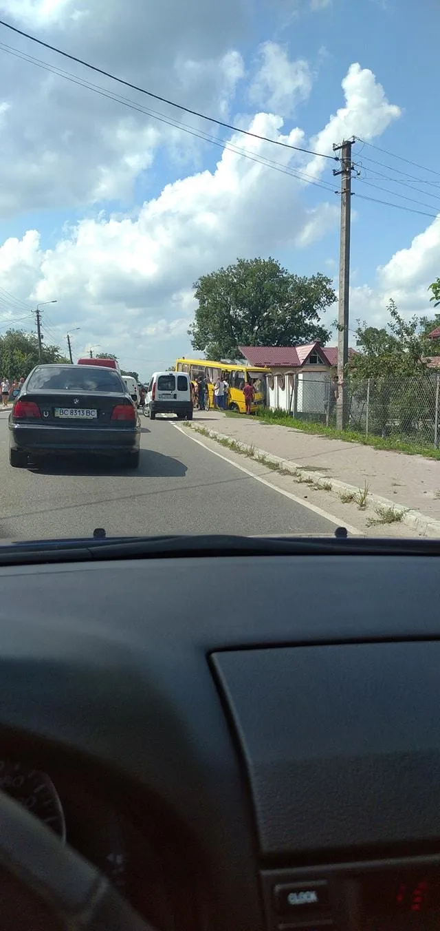 Автівки розкидало у різні боки: на Львівщині шкільний автобус потрапив у жахливу ДТП