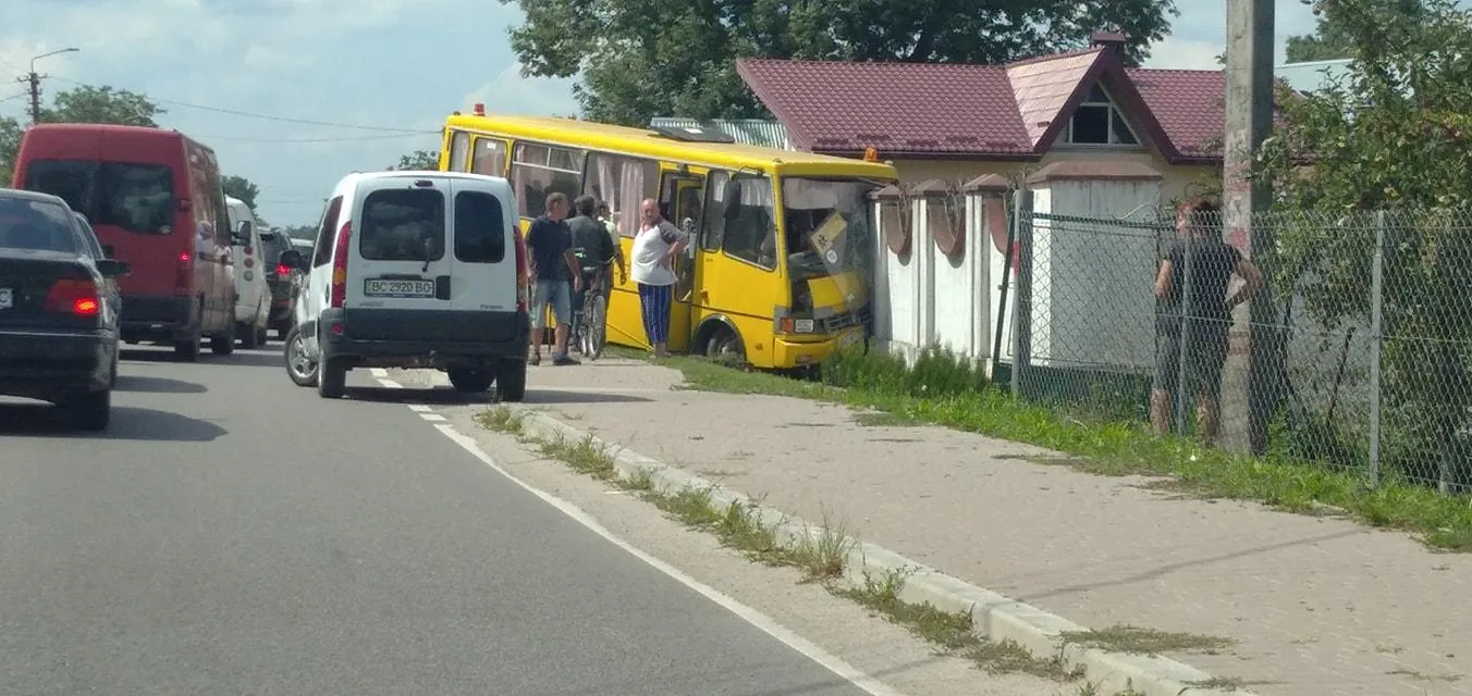 Автівки розкидало у різні боки: на Львівщині шкільний автобус потрапив у жахливу ДТП