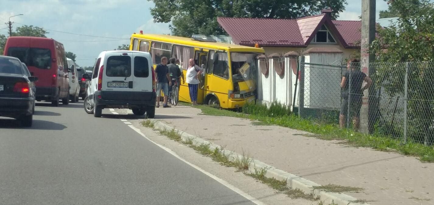 На Львовщине школьный автобус попал в жуткое ДТП: авто разбросало в разные стороны