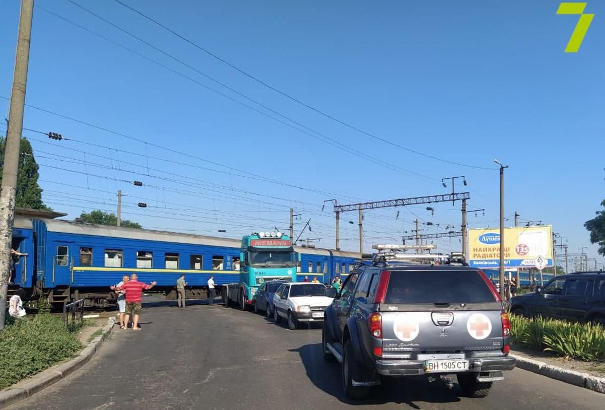 В Одесі сталася ДТП з участю потяга і вантажівки: відео
