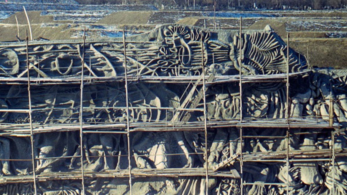 У Києві на Байковому відновлюють скульптури, які замурували при СРСР