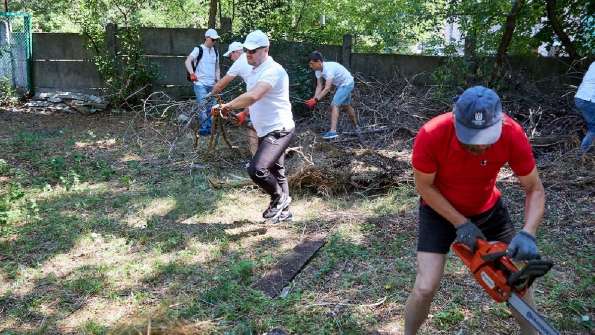 Працівники компанії BSH облаштували ігровий майданчик школи-інтернату у Києві - Україна новини - 24 Канал