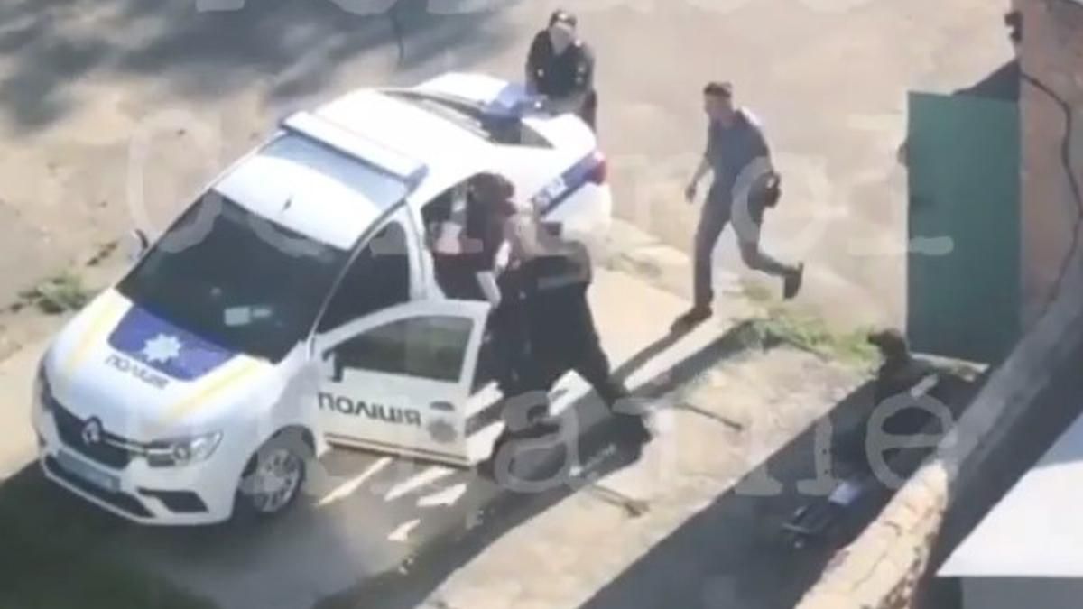 В Белой Церкви подрались полицейские - видео В Белой Церкви подрались полицейские - видео