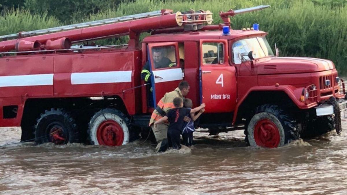 Пішли рибалити й не могли вибратись: на Закарпатті врятували дітей