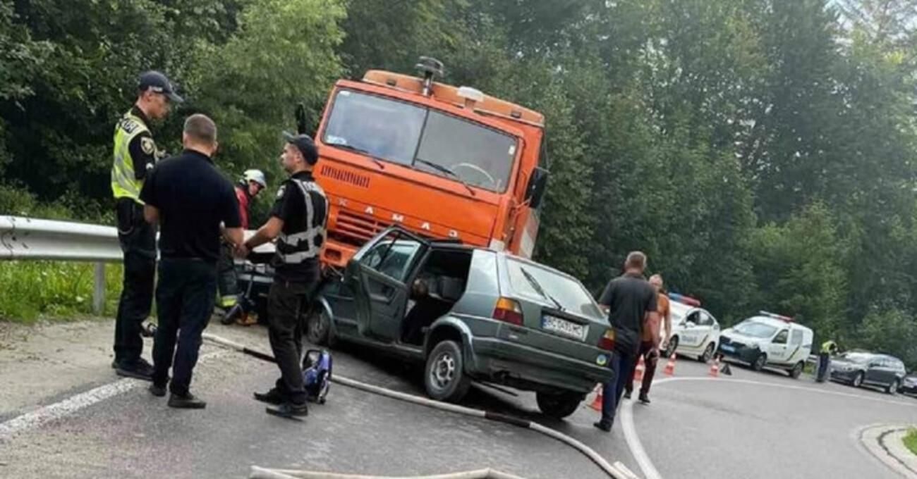 Влетіли в КамАЗ: біля Східниці 2 людей загинули у лобовій ДТП – фото