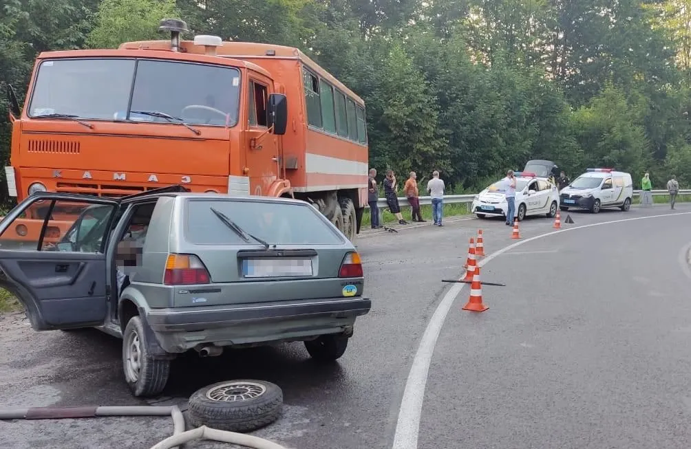 Влетіли в КамАЗ: на Львівщині у лобовій ДТП загинули у ДТП – фото