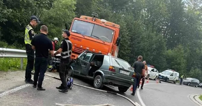 Влетіли в КамАЗ: на Львівщині у лобовій ДТП загинули у ДТП – фото