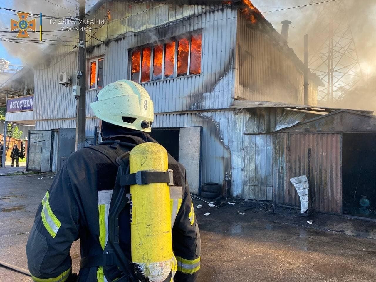 Горіли будинок та гаражі в Голосієві у Києві