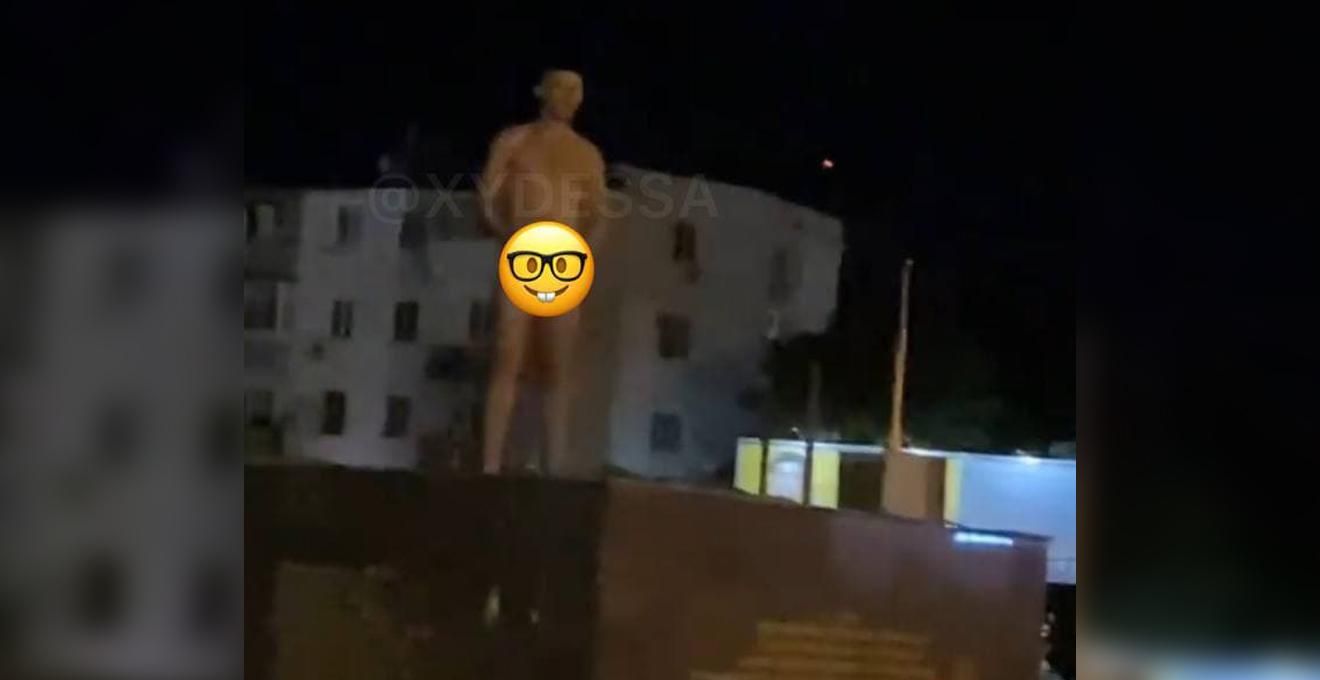 Голий чоловік розвів вогнище на площі 10 квітня в Одесі: відео Голий чоловік розвів вогнище на площі 10 квітня в Одесі: відео