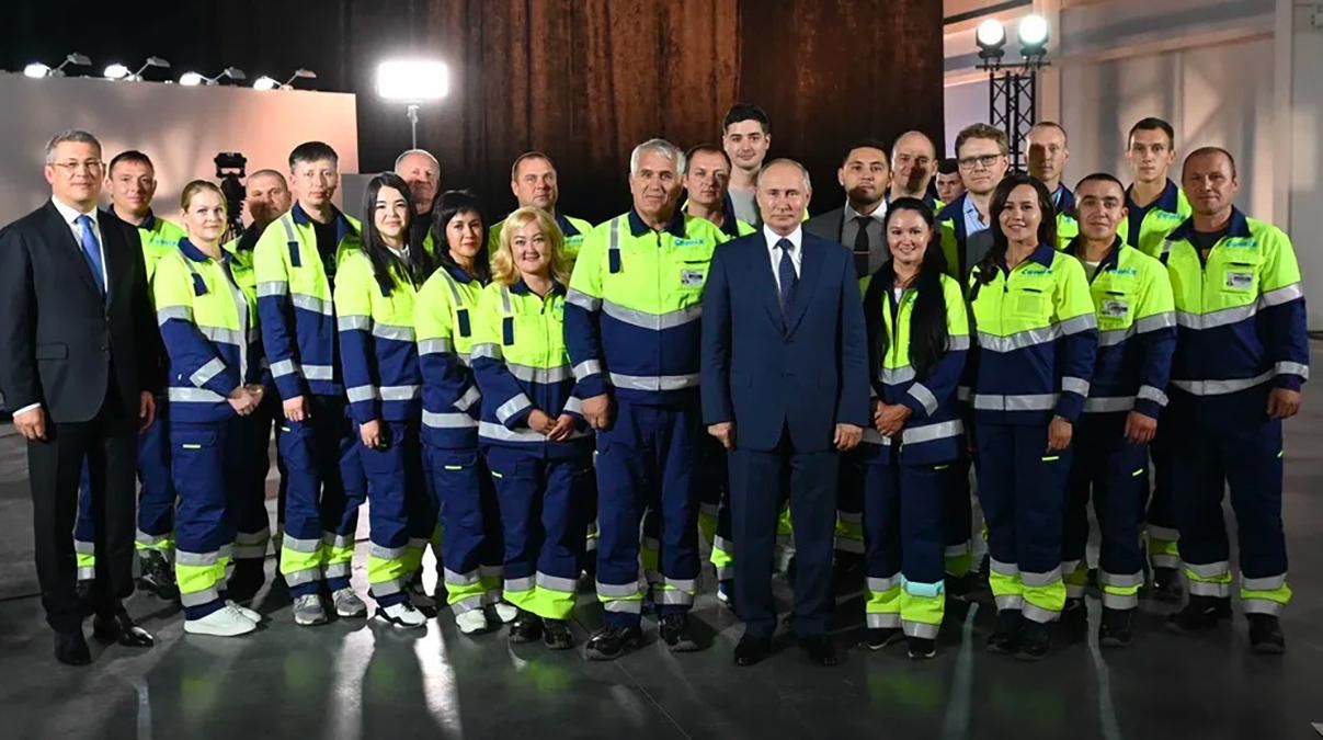 На зустріч з Володимиром Путіним привезли фейкових робітників На зустріч з Володимиром Путіним привезли фейкових робітників