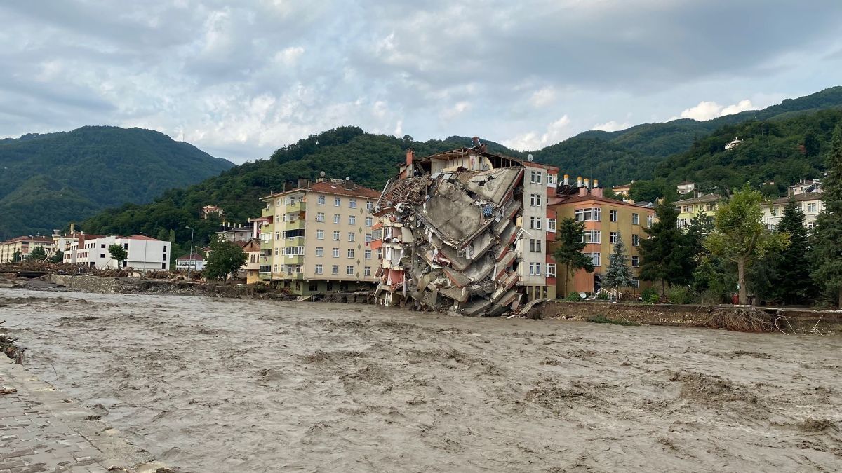 Руйнівні повені в Туреччині: багатоповерхівка розвалилась – відео