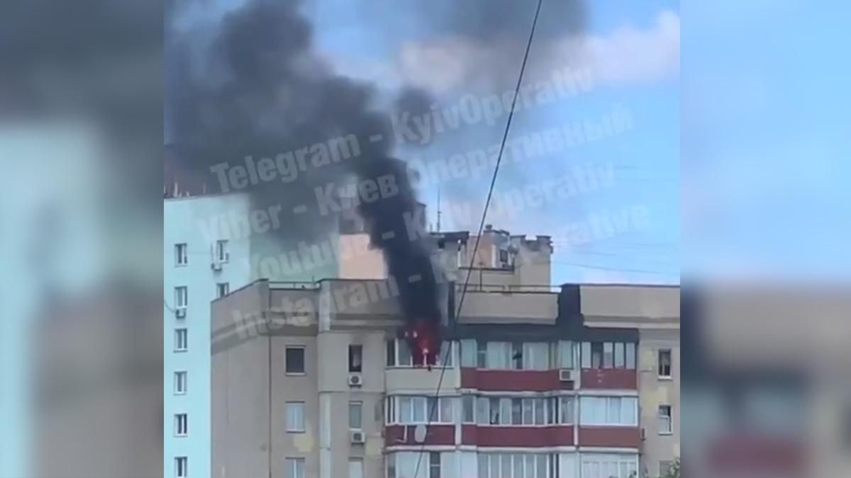 Загорелась квартира на Троещине в Киеве: видео