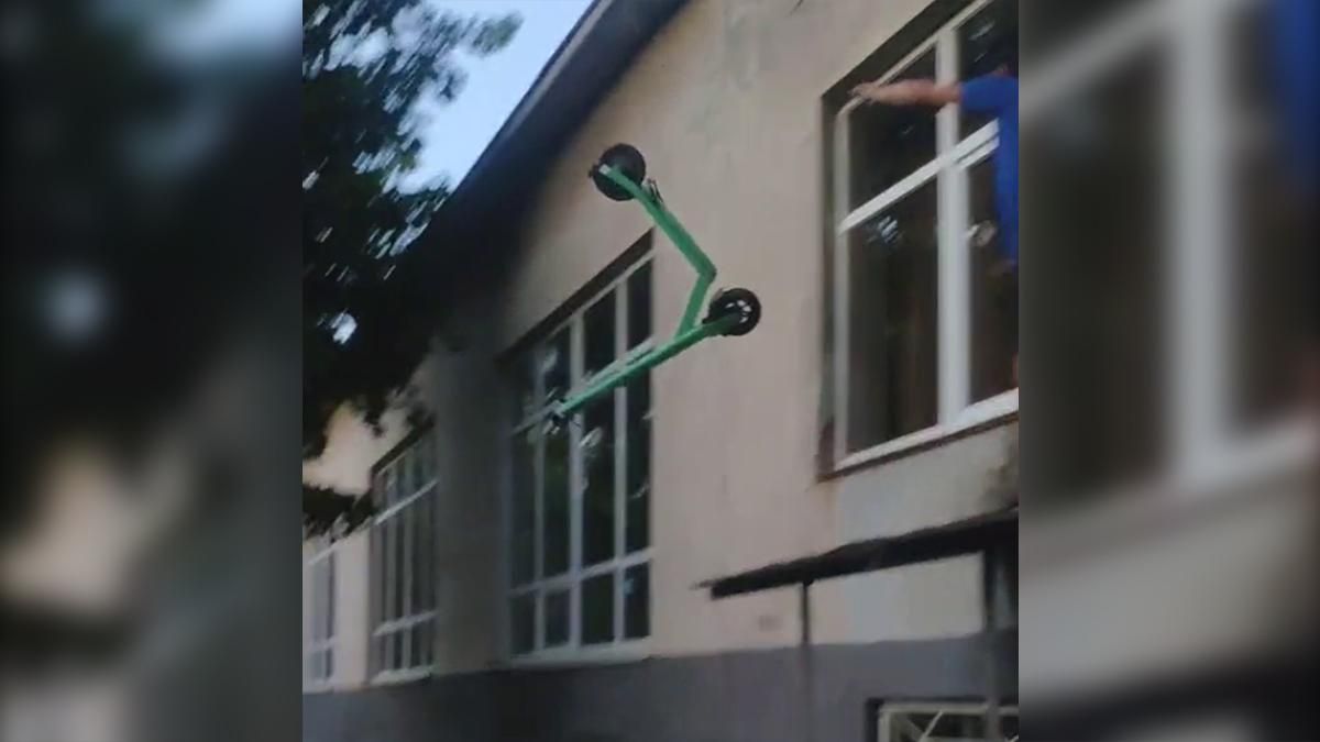 Киевлянин поиздевался с электросамоката: снимал видео Киевлянин поиздевался с электросамоката: снимал видео
