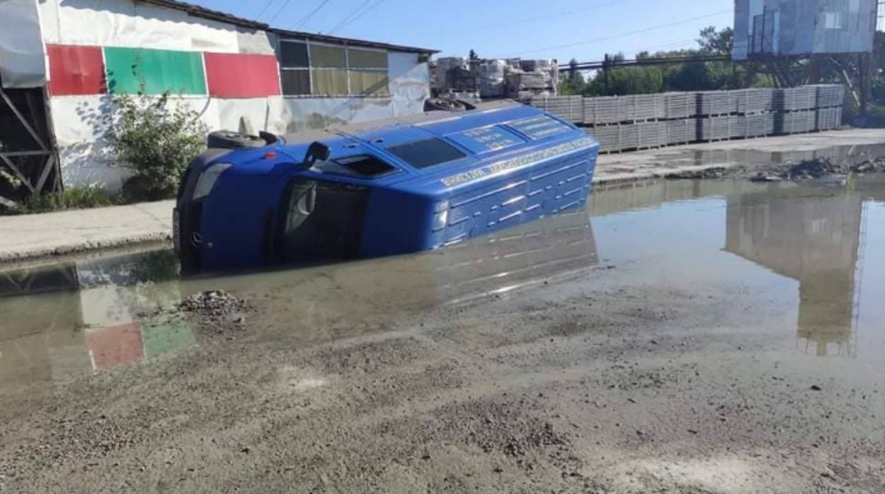 На Львівщині мікроавтобус провалився у величезну яму і перекинувся: водій думав, що це калюжа На Львівщині мікроавтобус провалився у величезну яму і перекинувся: водій думав, що це калюжа