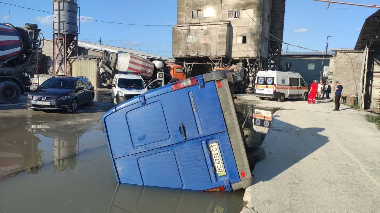 На Львівщині мікроавтобус провалився у величезну яму і перекинувся: водій думав, що це калюжа