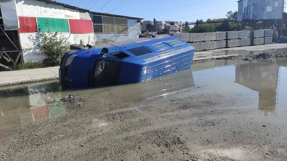 На Львівщині мікроавтобус провалився у величезну яму і перекинувся: водій думав, що це калюжа