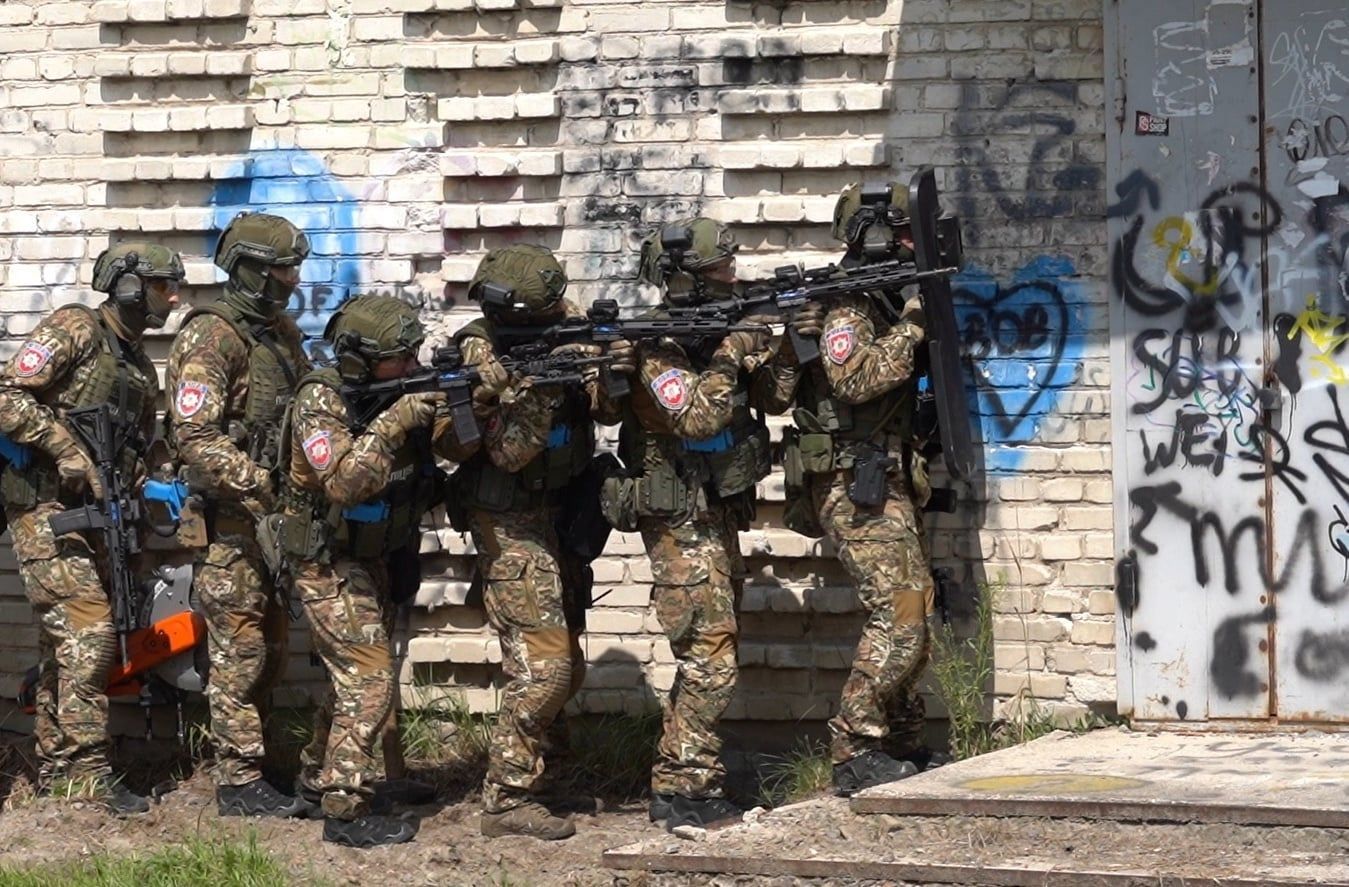 Поліція Львівщини завершила планові навчання: круті фото спецоперацій Поліція Львівщини завершила планові навчання: круті фото спецоперацій