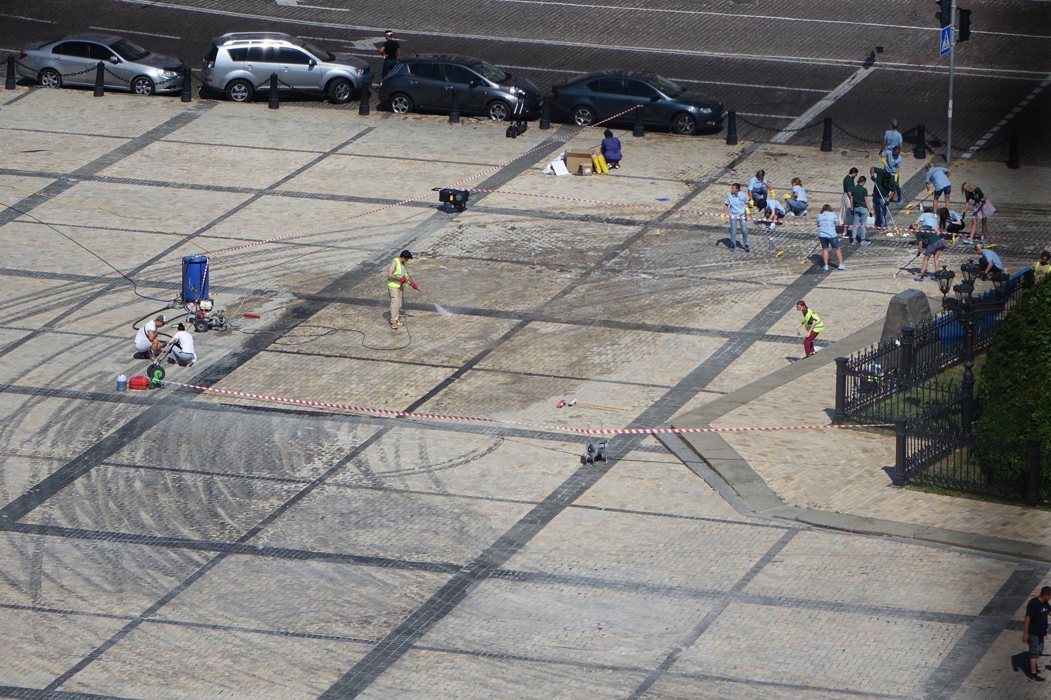 Активісти Києве, мий розповіли як чистять Софійську площу Активісти Києве, мий розповіли як чистять Софійську площу