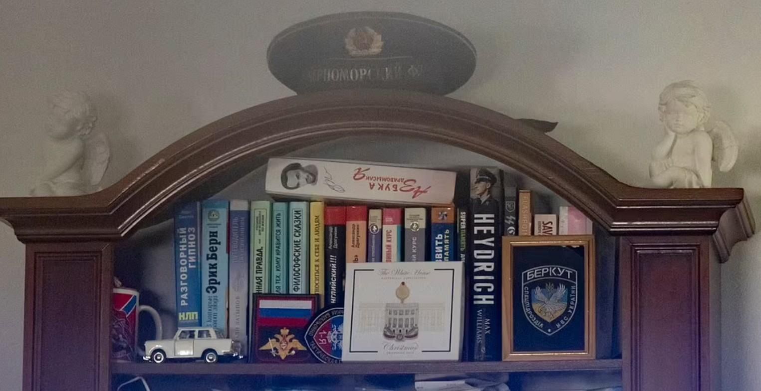 В Берліні у підозрюваного в шпигунстві знайшли шеврон Беркуту В Берліні у підозрюваного в шпигунстві знайшли шеврон Беркуту