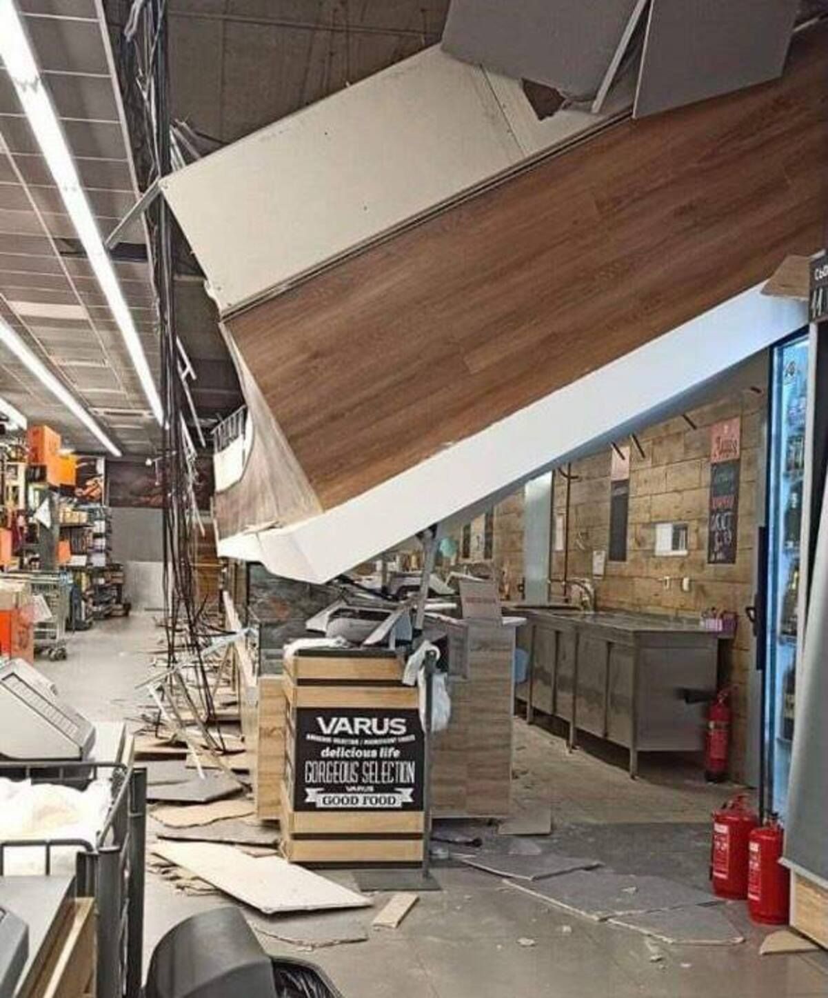 У супермаркеті Варус в Кривому Розі на відвідувачів впала стеля: фото