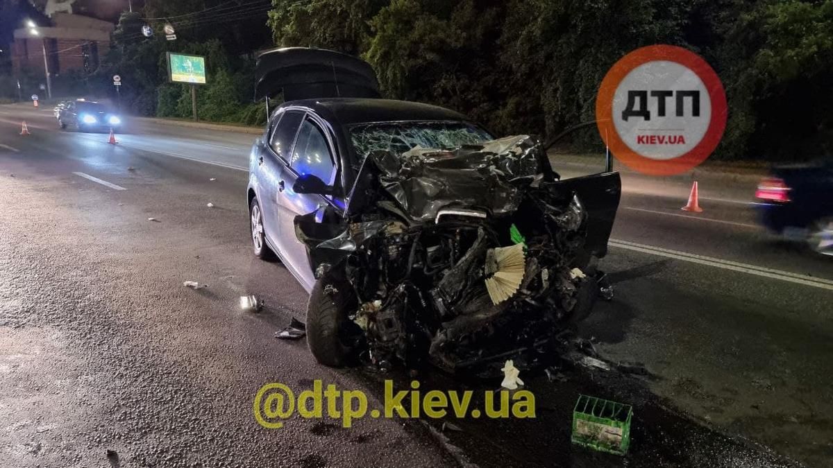 В Киеве Touareg лоб в лоб протаранил легковушку, есть погибший В Киеве Touareg лоб в лоб протаранил легковушку, есть погибший