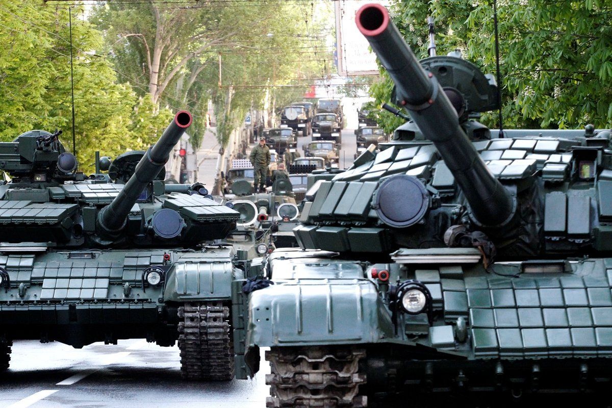 Оккупанты стянули танки, гаубицы и БМП в Донецкую область Оккупанты стянули танки, гаубицы и БМП в Донецкую область