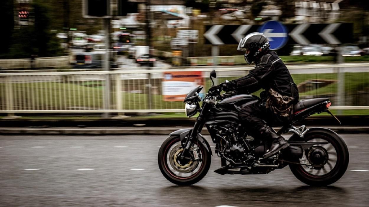 Львівські патрульні спіймали мотоцикліста з посвідченням, оформленим на жінку: фото Львівські патрульні спіймали мотоцикліста з посвідченням, оформленим на жінку: фото