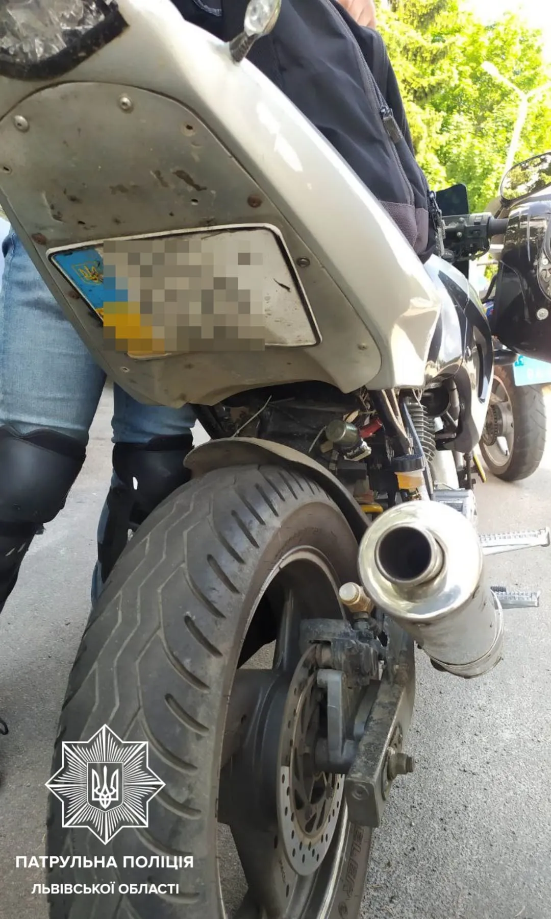 Львівські патрульні виявили у мотоцикліста посвідчення, оформлене на жінку: фото Львівські патрульні виявили у мотоцикліста посвідчення, оформлене на жінку: фото