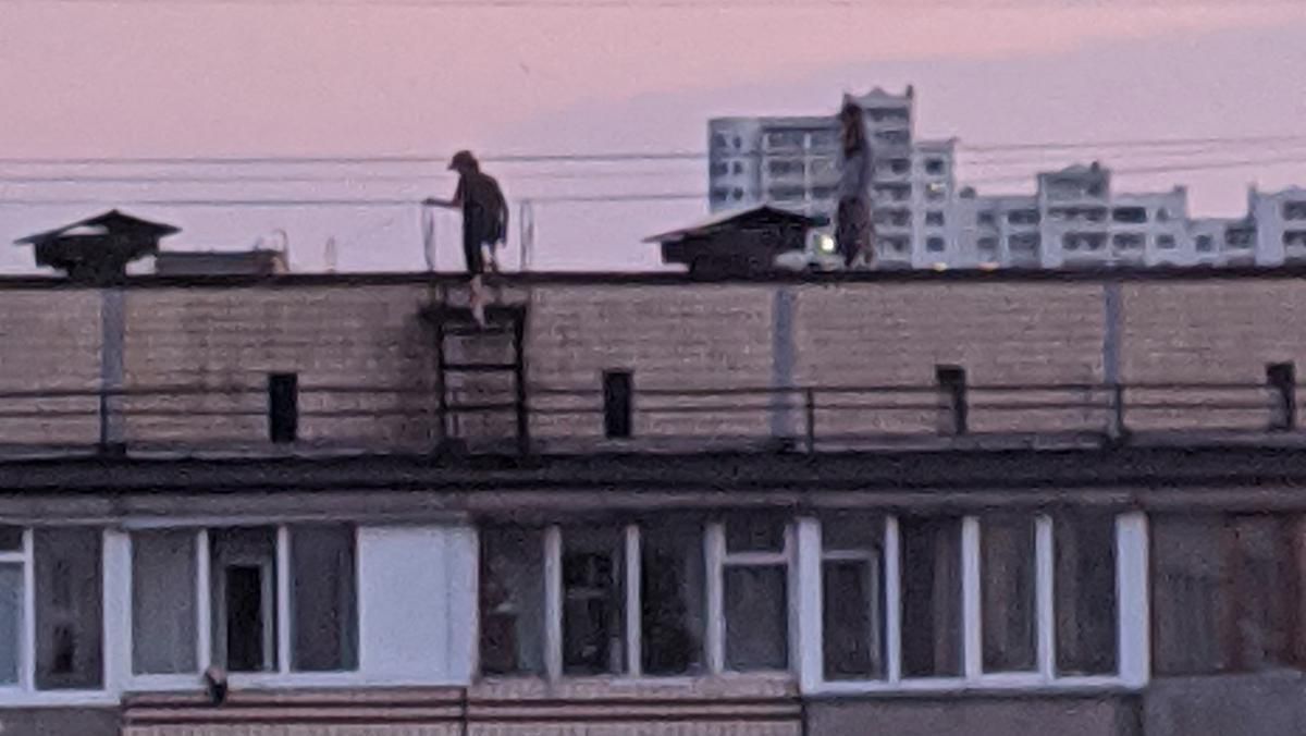 Під Києвом діти каталися на скейтах на даху багатоповерхівки Під Києвом діти каталися на скейтах на даху багатоповерхівки