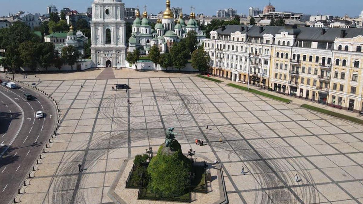 Скандальний дрифт Red Bull: порахували скільки метрів вже відмили Скандальний дрифт Red Bull: порахували скільки метрів вже відмили