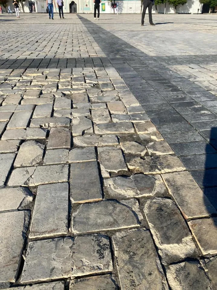 На Софійській площі триває очищення цегли На Софійській площі триває очищення цегли