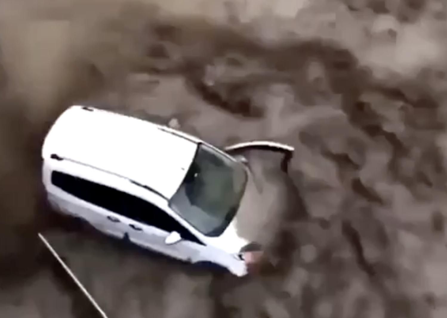 У Туреччині чоловік намагався вибратися з авто: його змило потоком У Туреччині чоловік намагався вибратися з авто: його змило потоком
