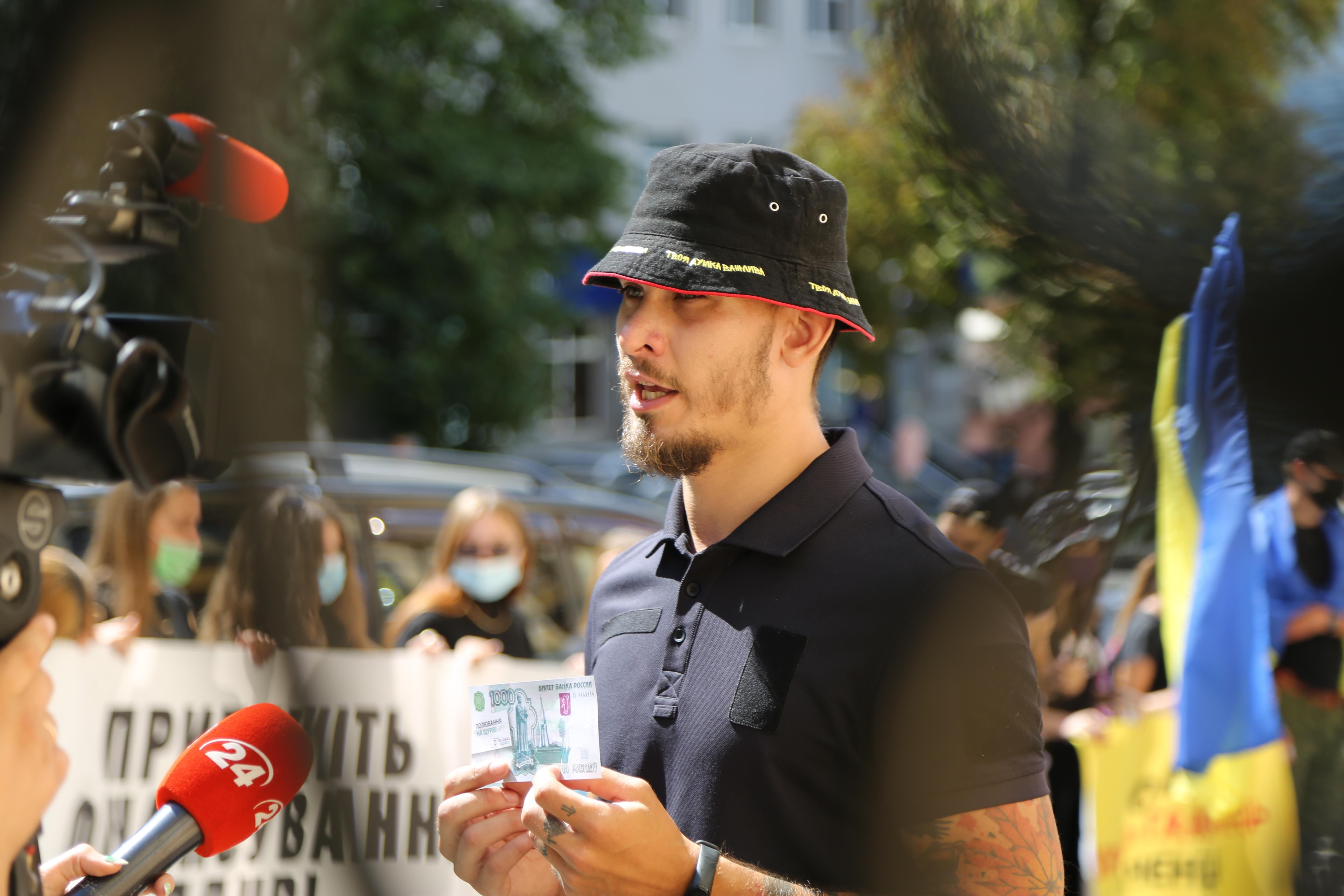 Акція протесту ветеранів АТО: вимагають припинення роботи платіжної системи Globalmoney – фото Акція протесту ветеранів АТО: вимагають припинення роботи платіжної системи Globalmoney – фото