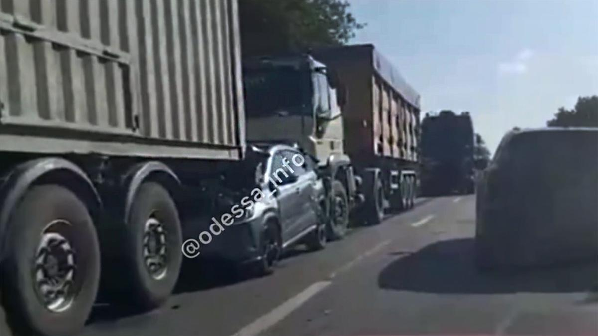 Фуры раздавили легковой на трассе под Одессой: видео