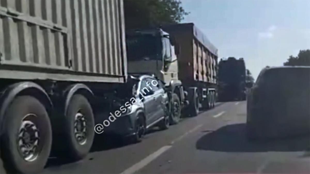 Фуры раздавили легковой на трассе под Одессой: видео Фуры раздавили легковой на трассе под Одессой: видео