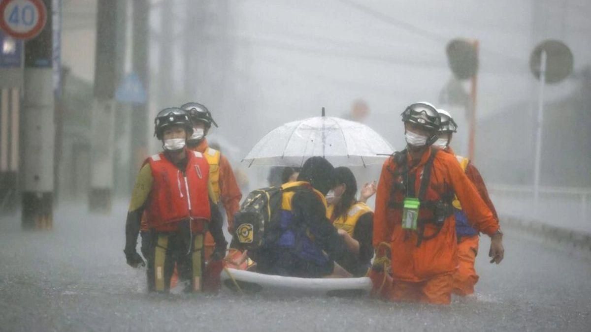 Мощные ливни в Японии вызвали оползни и наводнения: есть жертвы - фото