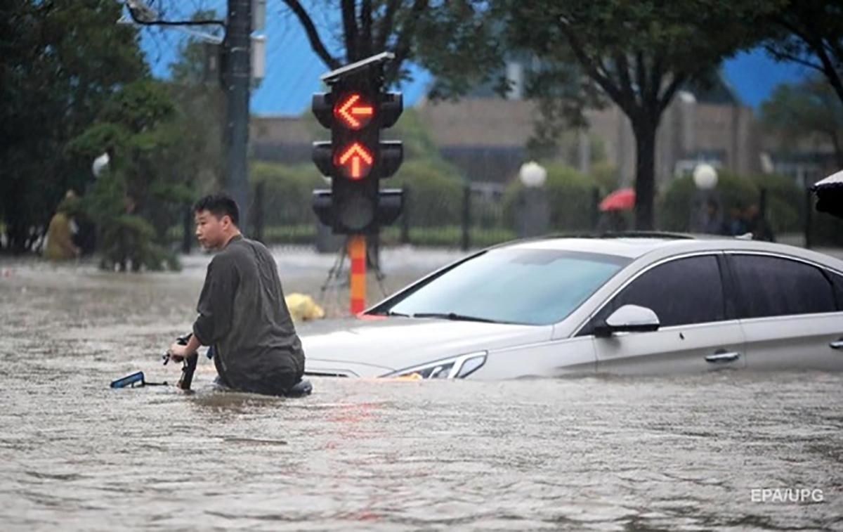 Через повені в Китаї евакуюють тисячі людей, є загиблі