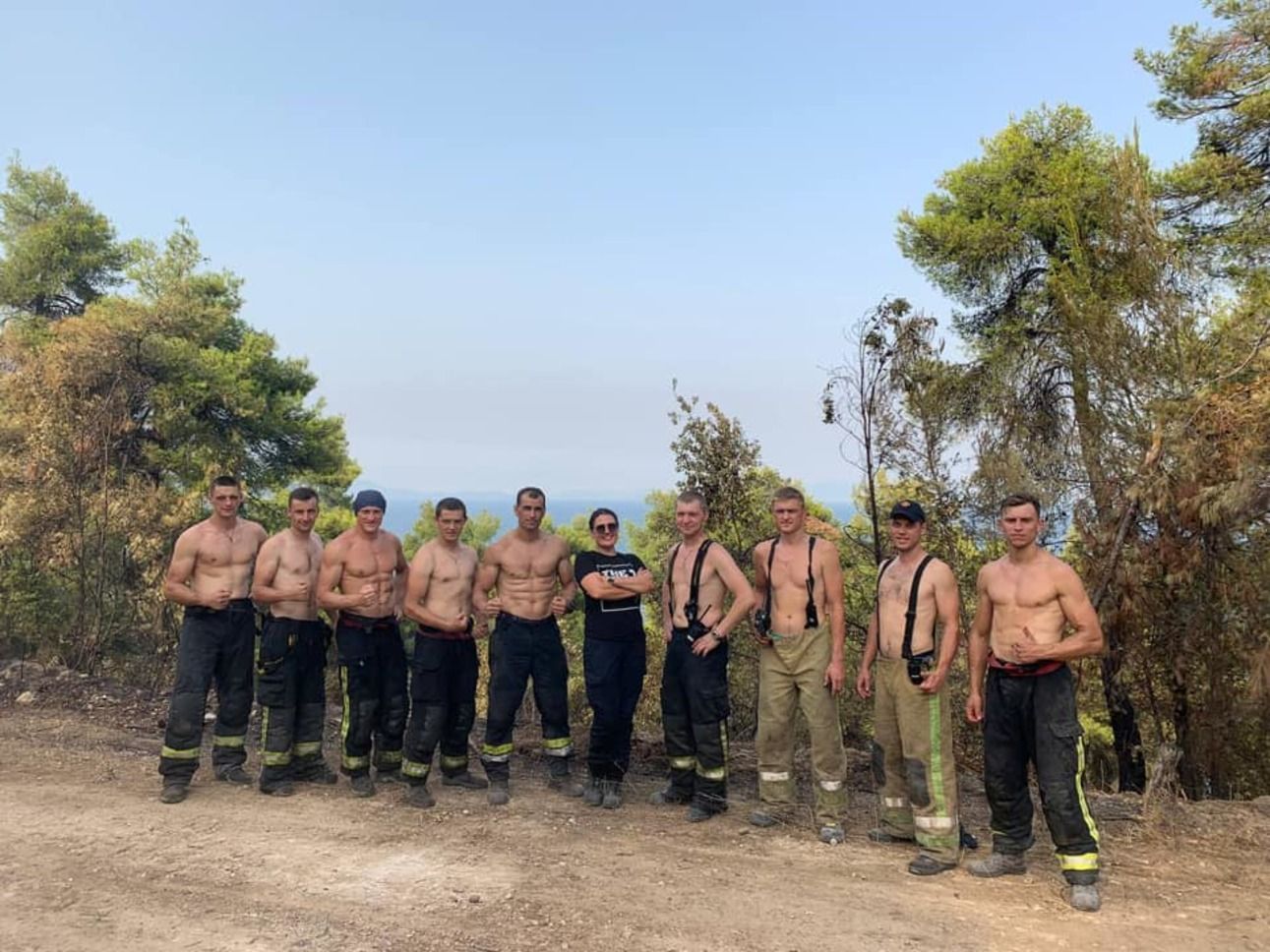 Українські пожежники в Греції похизувалися накачаними торсами: фото