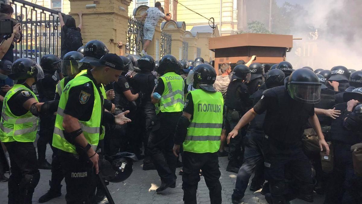 Під ОП спалахнули жорсткі сутички між силовиками і Нацкорпусом: фото