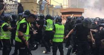 Под ОП вспыхнули жесткие столкновения между силовиками и Нацкорпусом: фото, видео