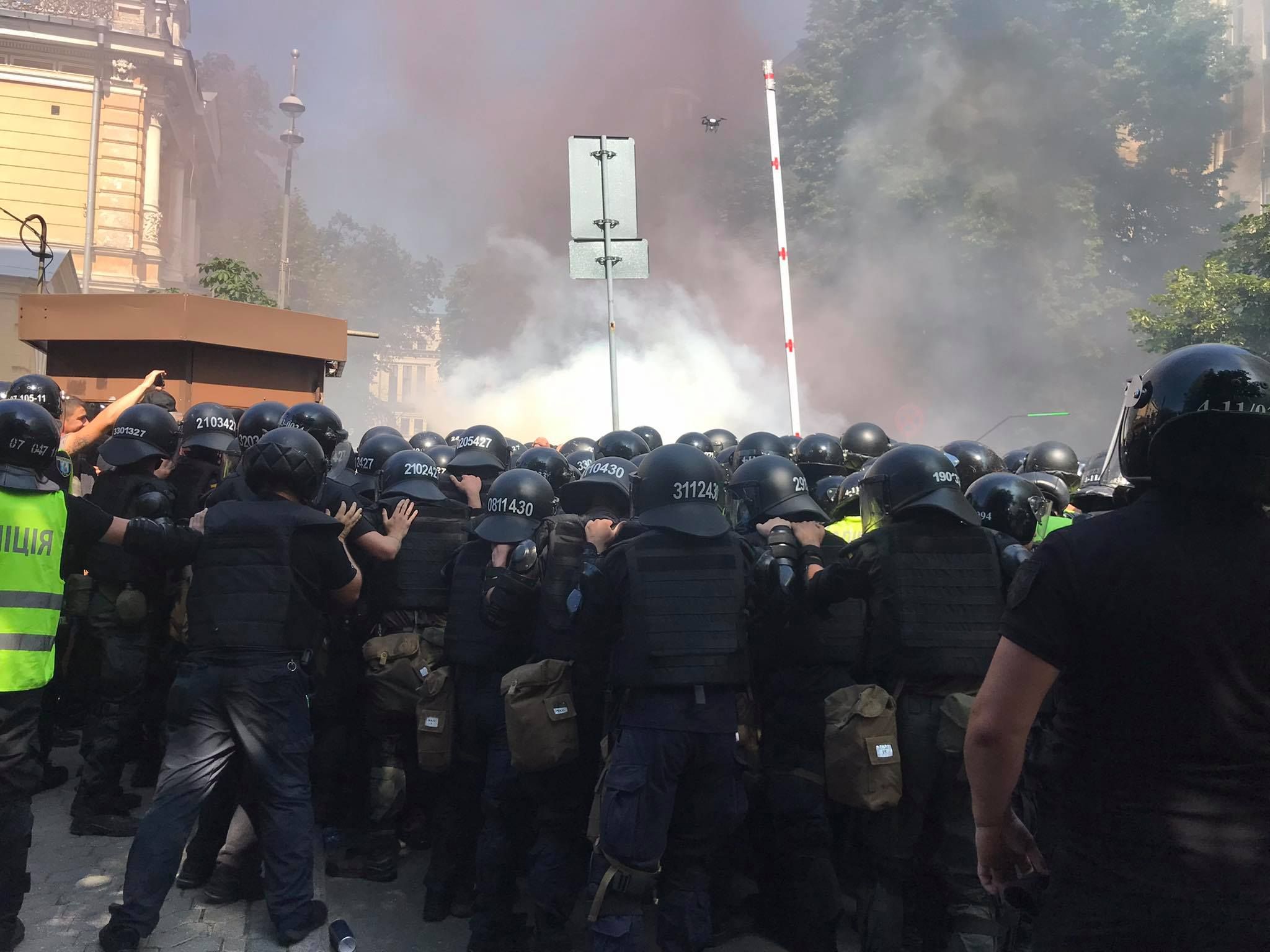 Полицейские пострадали во время столкновений под ОП 14 августа 2021