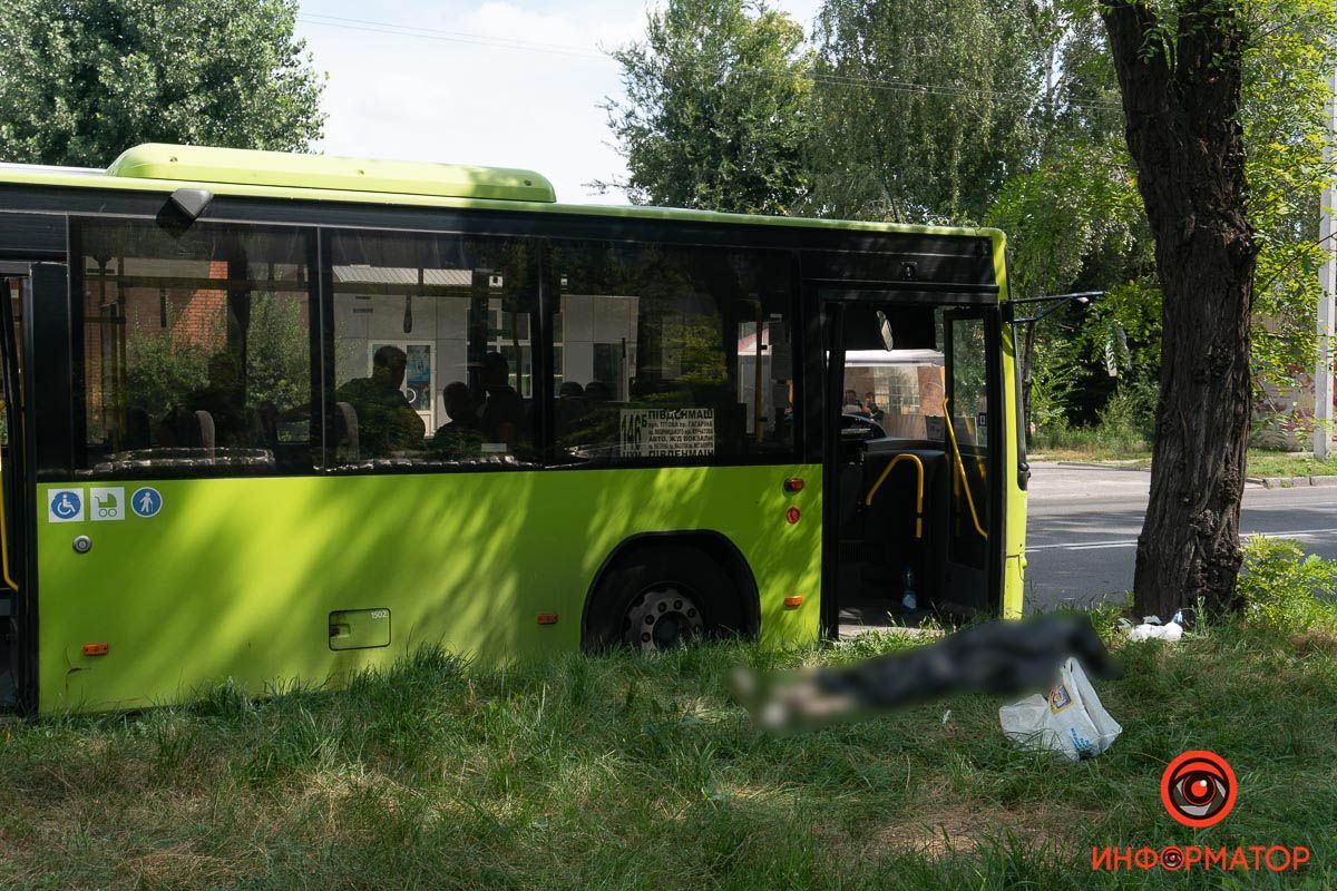 У Дніпрі літня жінка померла у маршрутному автобусі - Україна новини