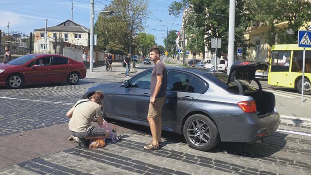 Во Львове на тротуаре сбили девушку: фото 