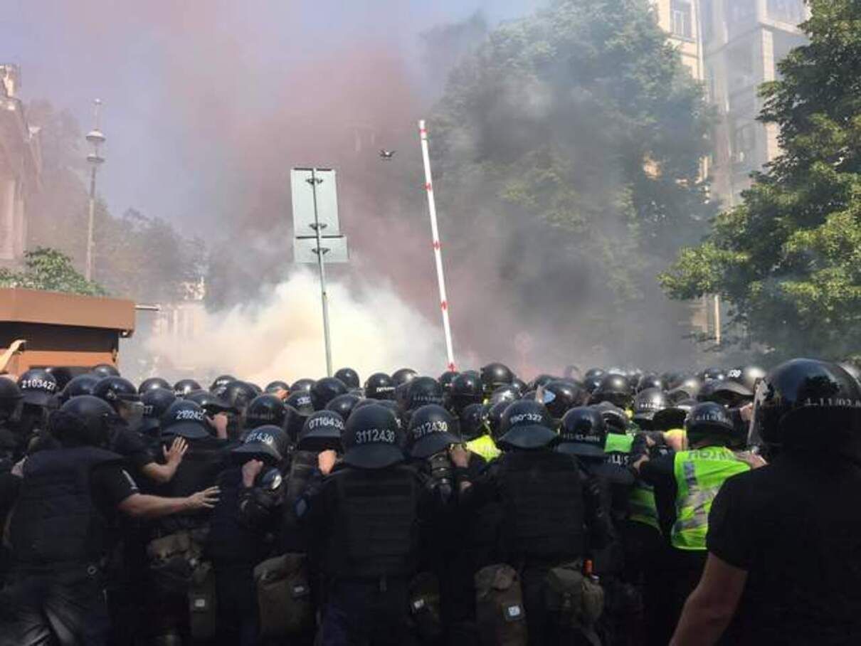 Националисты по дороге на Банковую украли ящики с молоком, – СМИ Националисты по дороге на Банковую украли ящики с молоком, – СМИ