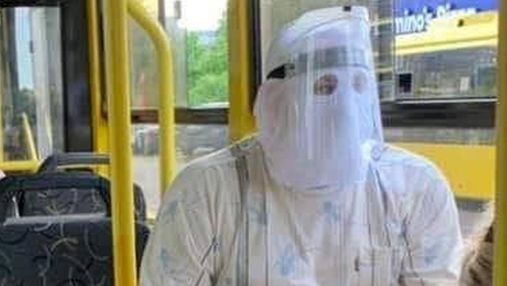 Не хочет рисковать: в Киеве пассажир троллейбуса надел суперзащиту от коронавируса