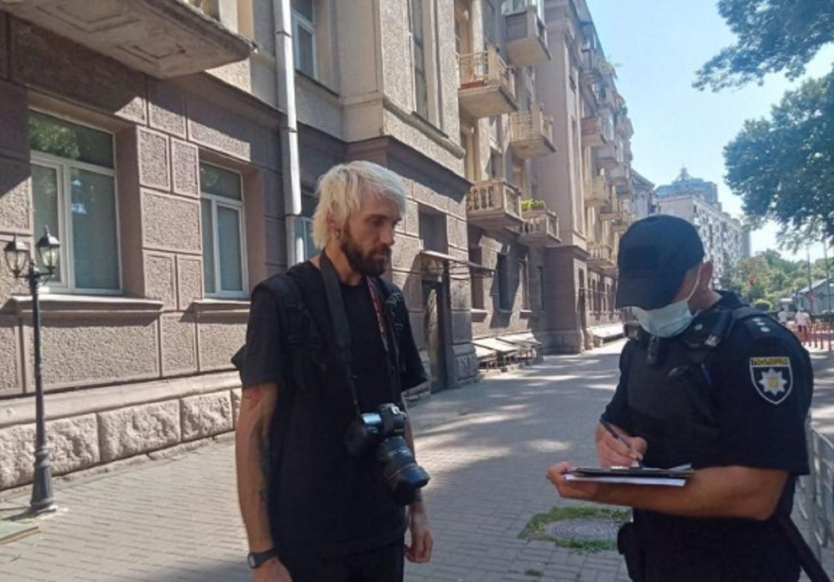 Під час сутичок під ОП побили журналіста: деталі, фото, відео Під час сутичок під ОП побили журналіста: деталі, фото, відео