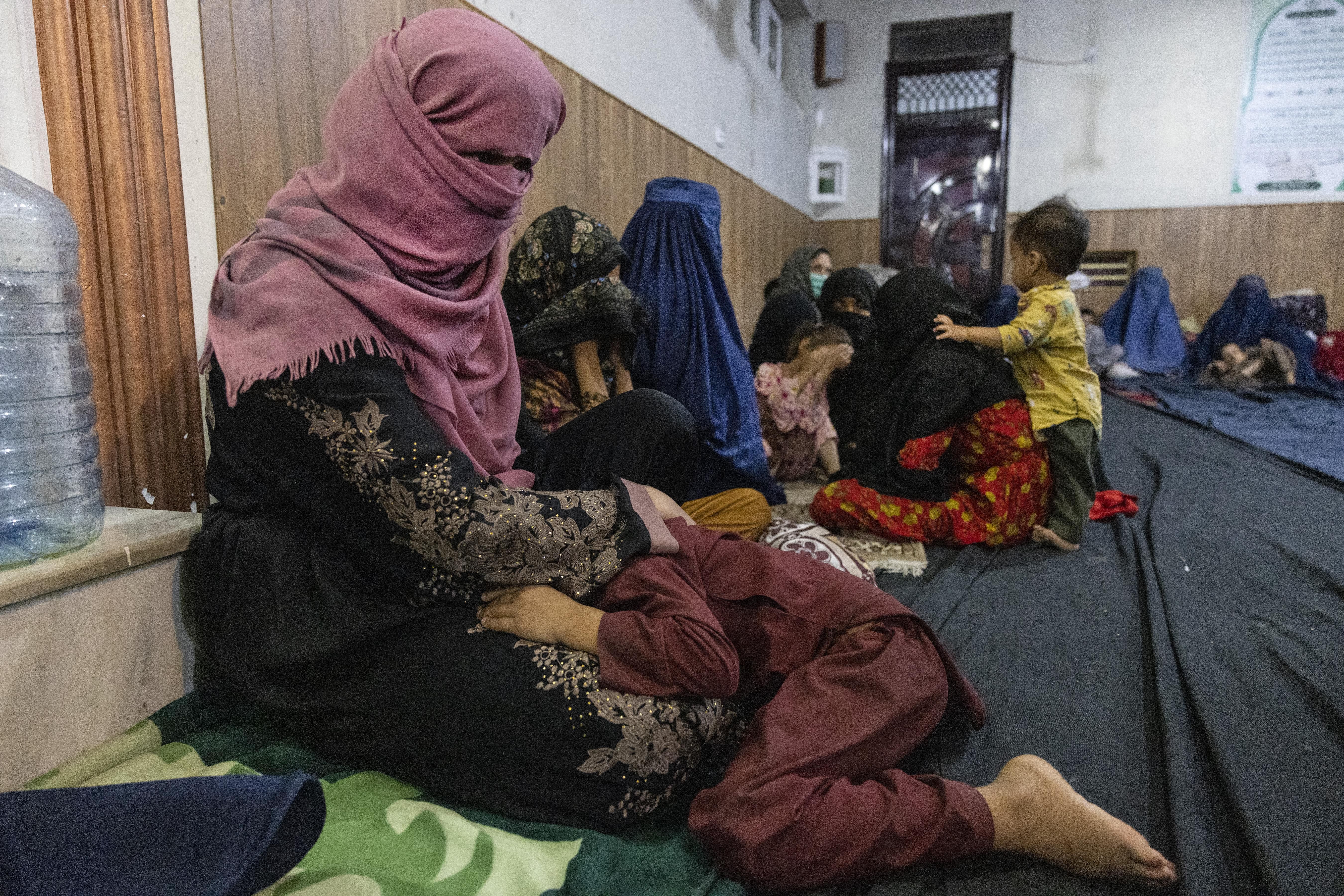Як таліби пригноблюють жінок, повернувшись до влади в Афганістані